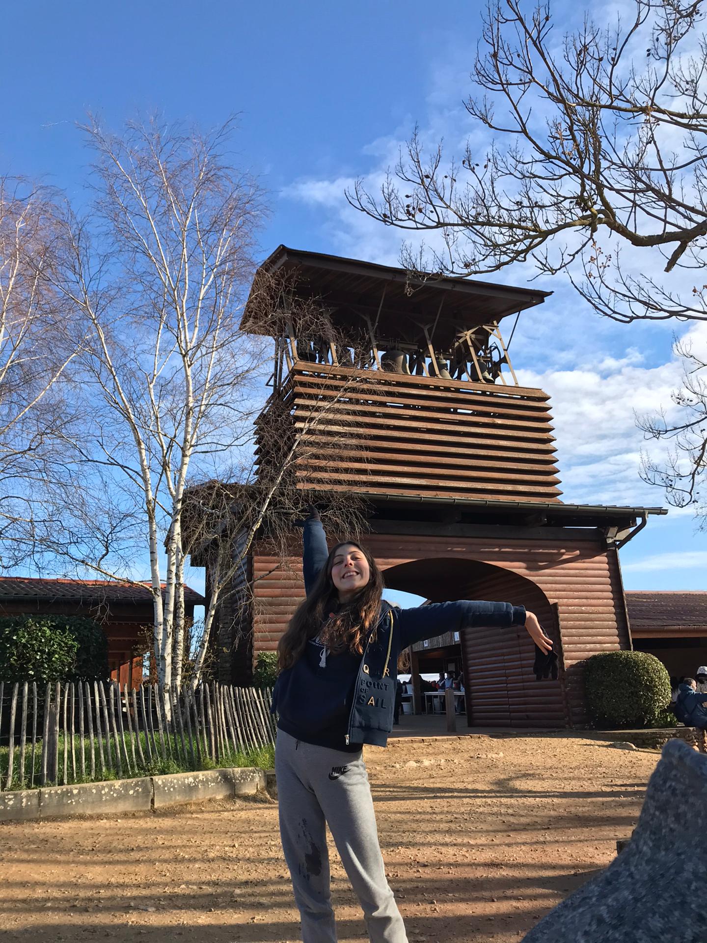 Matilde super feliz em Taizé
